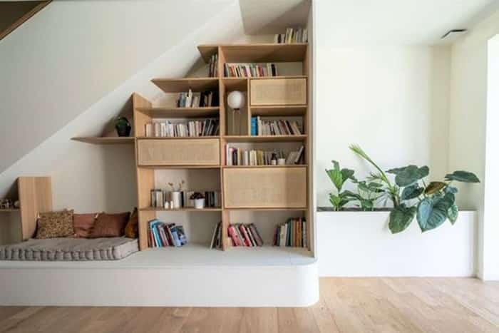 Bibliothèque sous escalier