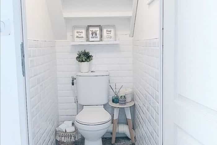 Toilettes sous escalier