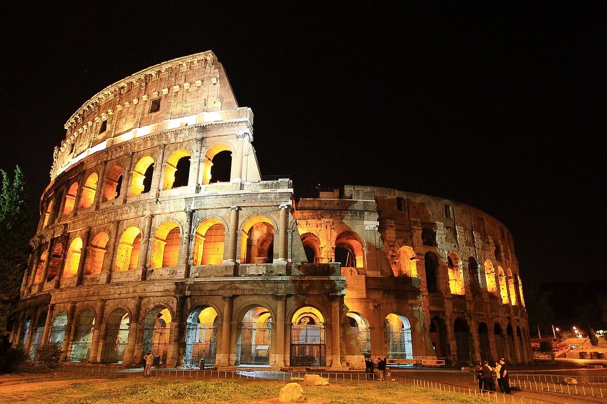 Visiter-le-Colisee-de-nuit