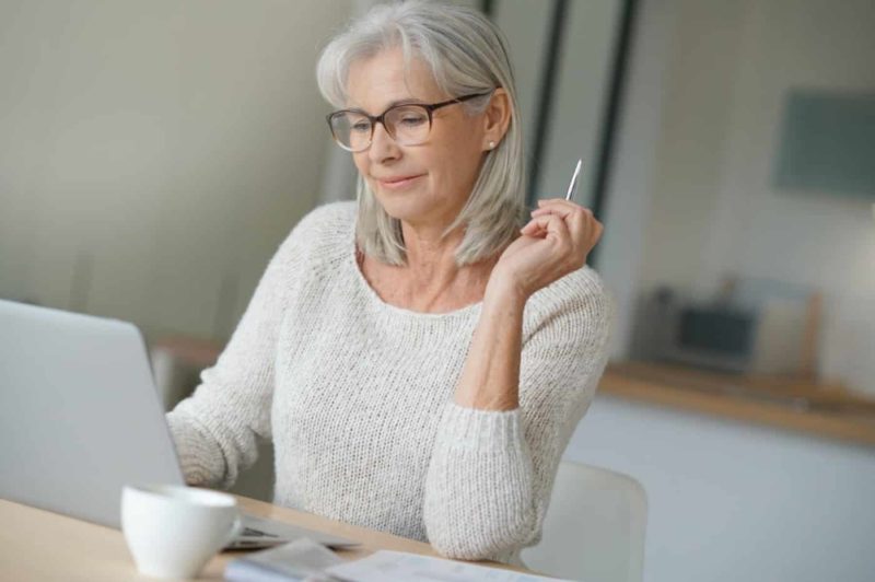 Femme senior devant son PC