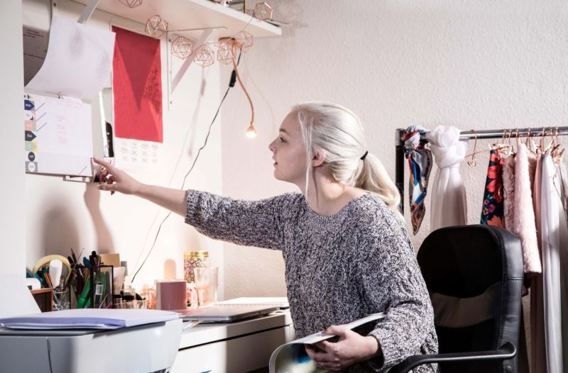 Une femme assise à un bureau dans son bureau à domicile.