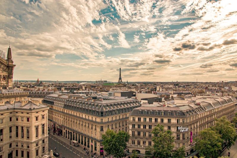 Une vue de paris du haut d'un immeuble.