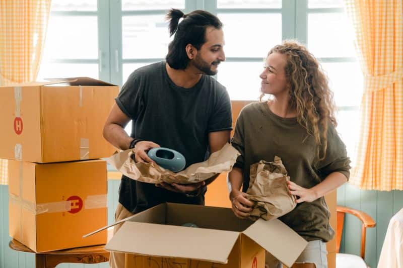 Un homme et une femme déballant des cartons dans leur nouvelle maison.