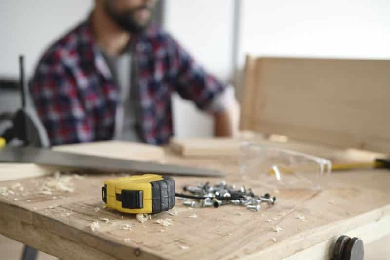 homme faisant du bricolage sur un établi