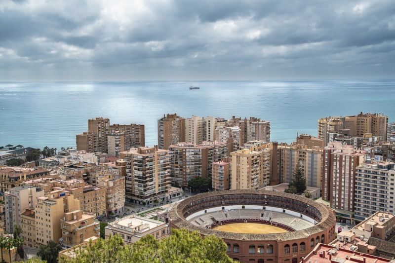 Une vue aérienne d'une ville et de la mer.