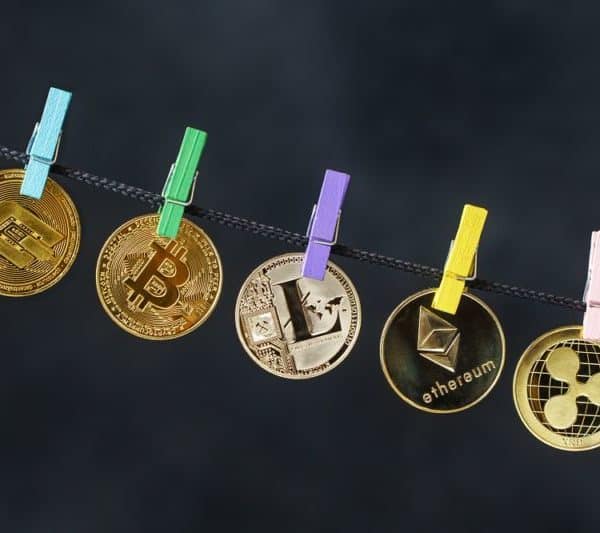 Un groupe de pièces colorées accrochées à une corde à linge.