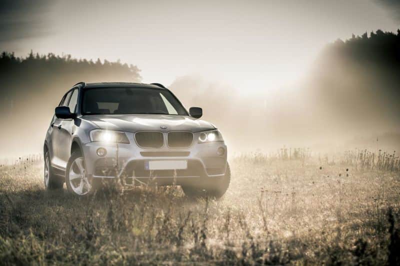 Bmw x3 dans un champ avec brouillard.