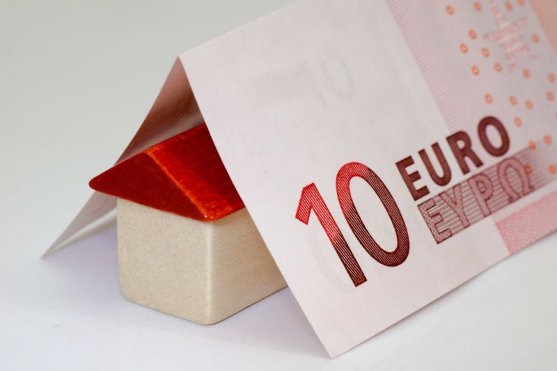 Un billet de dix euros avec une maison dessus.