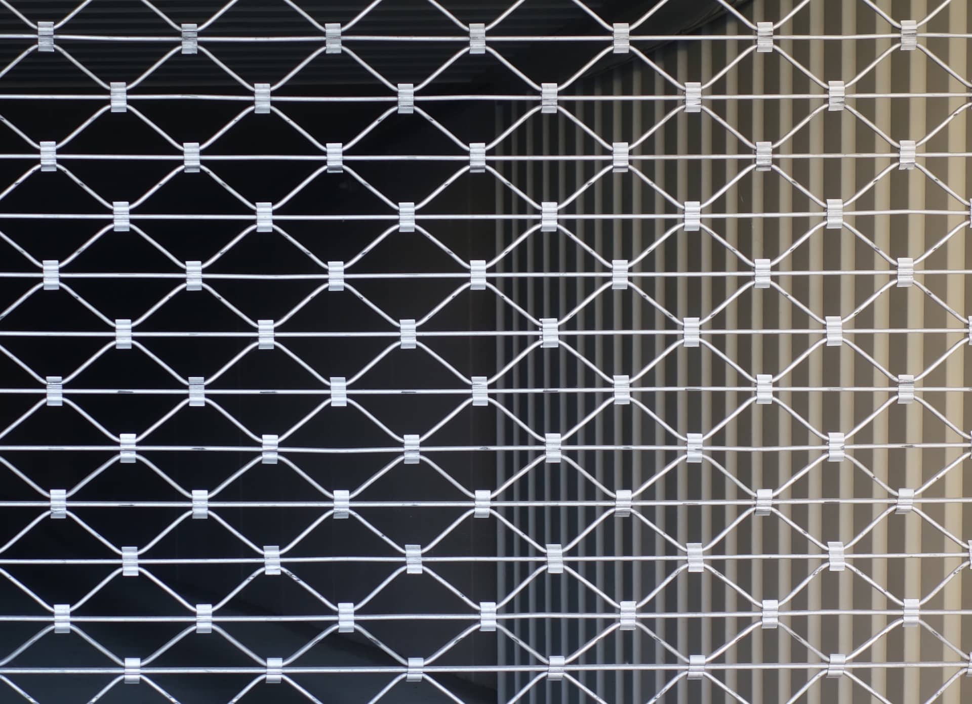 Une image en noir et blanc d'une grille métallique.