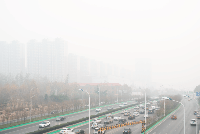 Une journée de smog dans une ville.