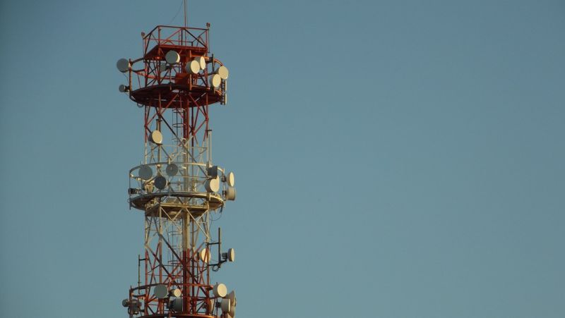 Une tour cellulaire avec beaucoup d'antennes dessus.