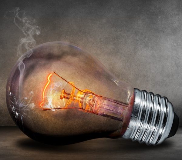 Une ampoule avec de la fumée qui en sort.