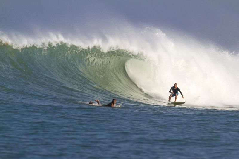 Indonésie, Bali, Surfer sur une vague