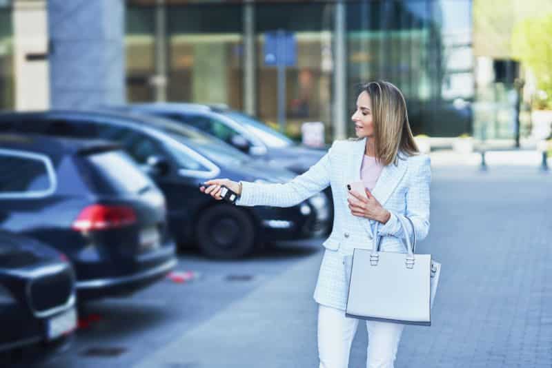 femme en train de quitter un parking