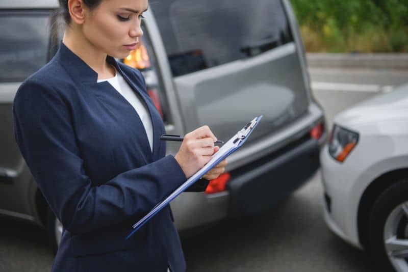 Comment se déroule la reprise de votre voiture chez un professionnel ? Explications étape par étape