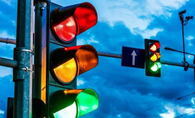 Changement majeur dans la signalisation routière : à quoi servira la lumière blanche sur les feux de circulation ?