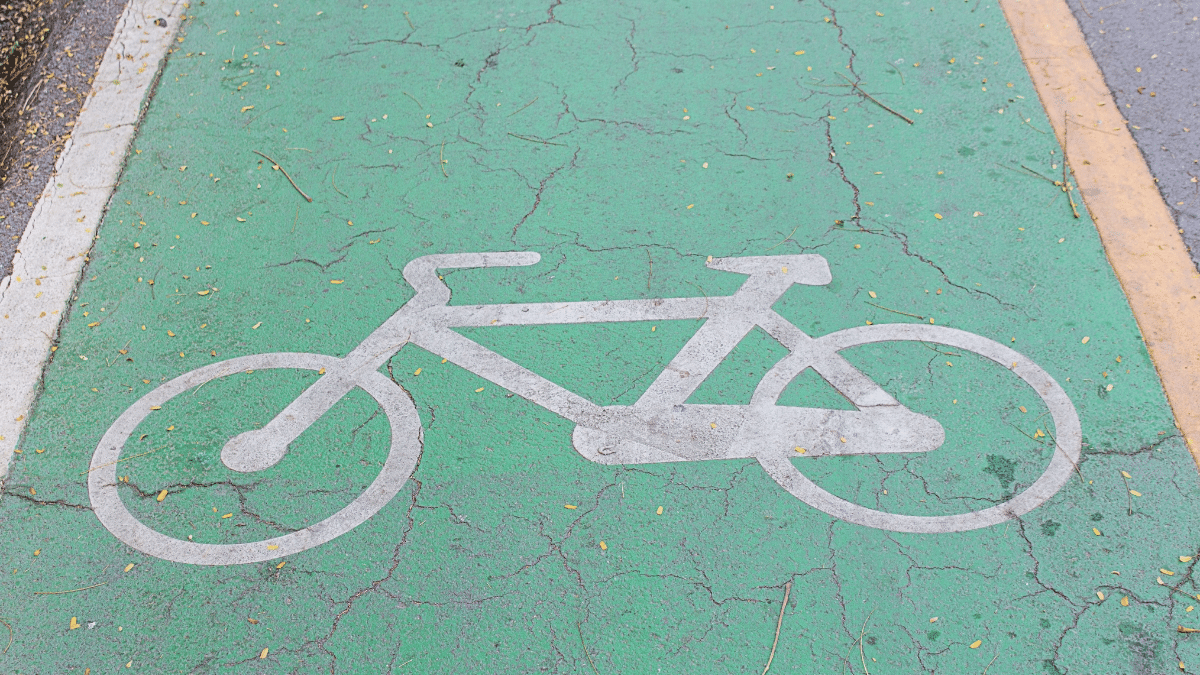 Une Piste Cyclable Peinte Sur Le Bord De La Route.