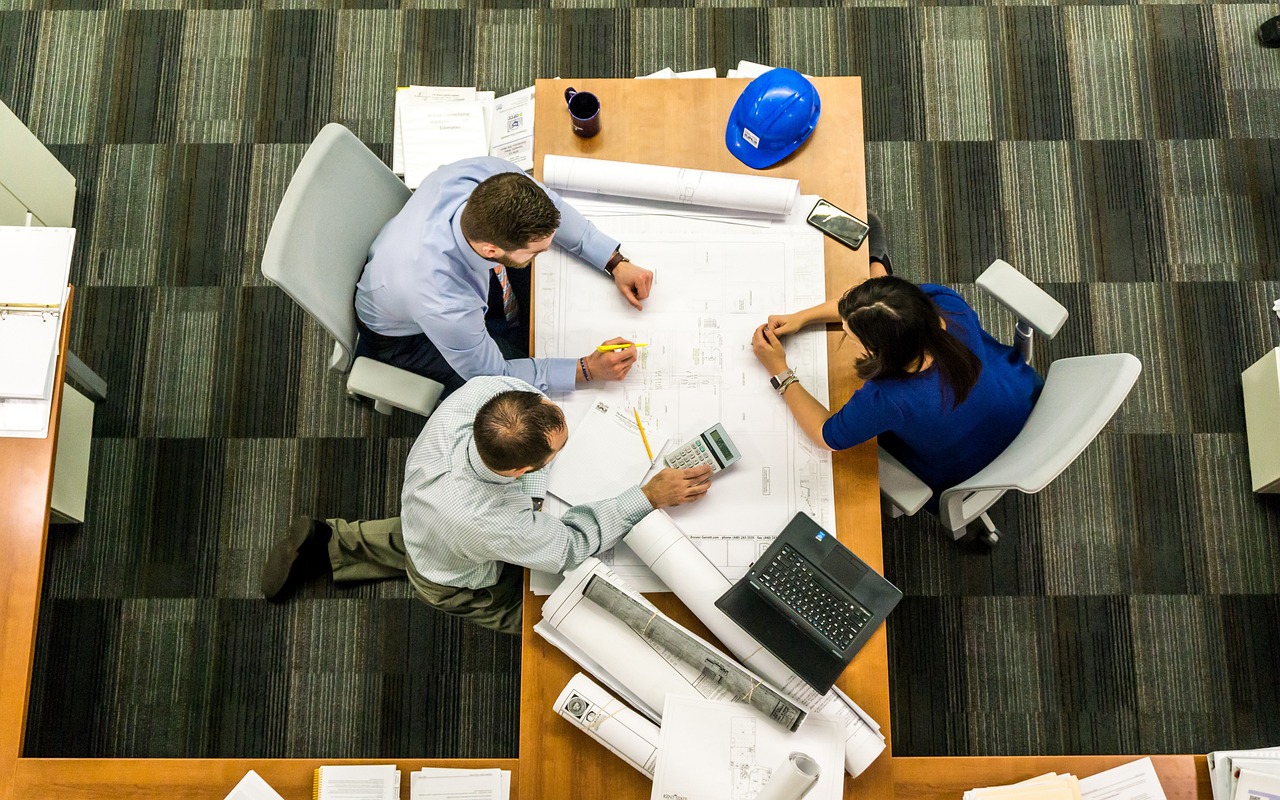 Un Groupe De Personnes Travaillant à Une Table Dans Un Bureau.