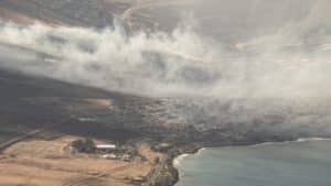 Hawaï : après le plus grand incendie des États-Unis en 100 ans, les habitants se retrouvent victimes des arnaqueurs !