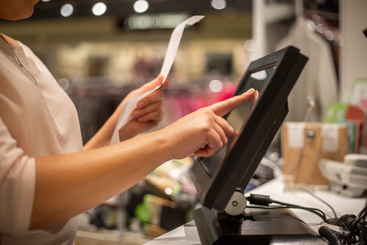 Une Femme Utilise Un Distributeur Automatique Dans Un Magasin.