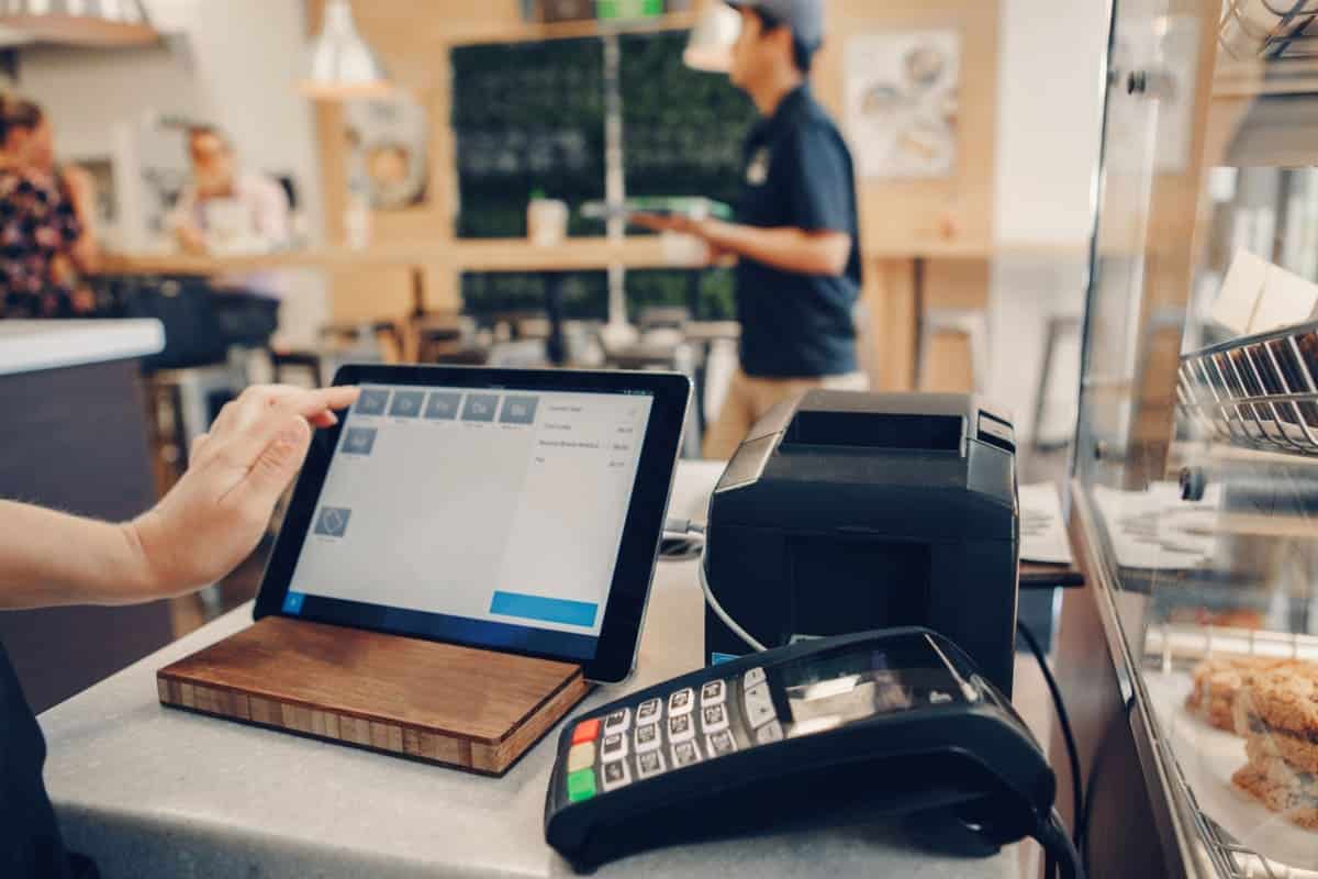 Une Personne Utilisant Un Ipad Dans Un Café.