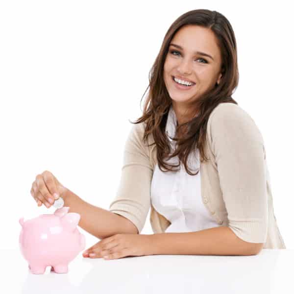 Une jeune femme avec une tirelire rose.