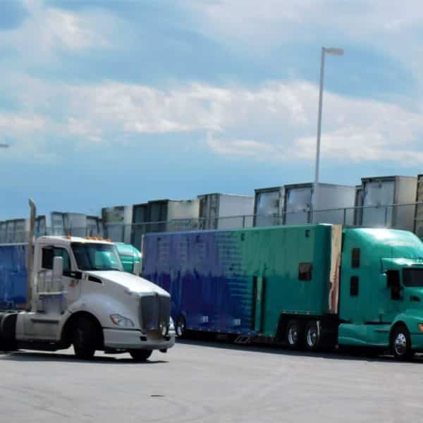 Deux Semi Camions Garés L'un à Côté De L'autre Dans Un Parking.