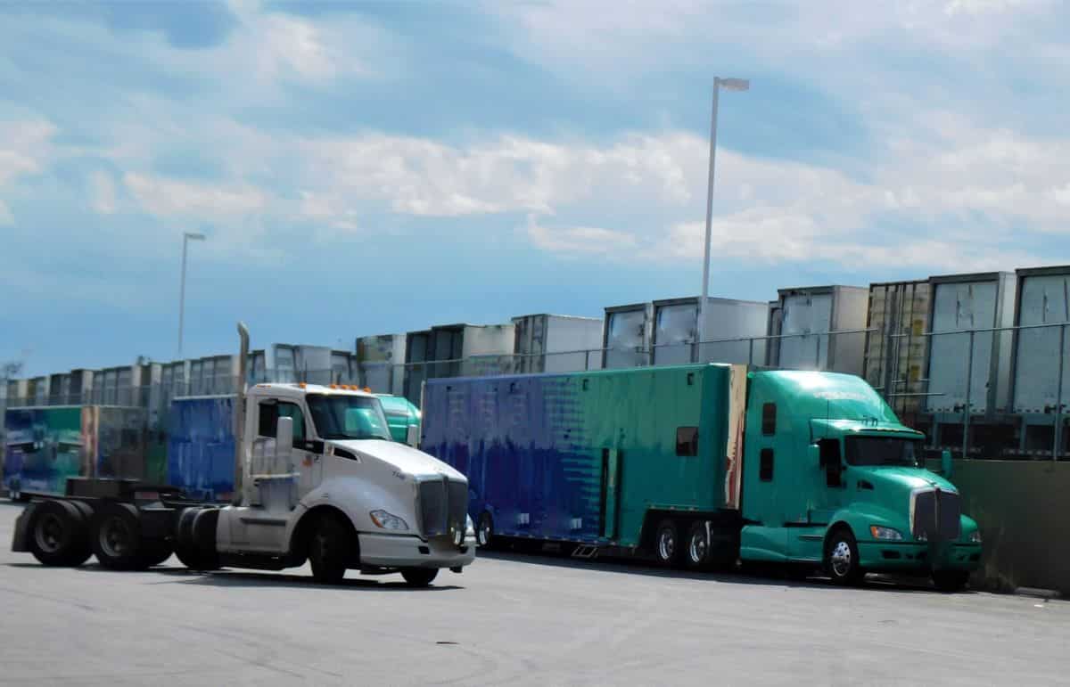 Deux Semi Camions Garés L'un à Côté De L'autre Dans Un Parking.