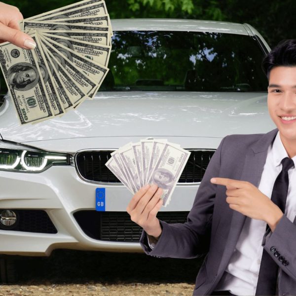 Un homme bénéficiant d'une aide financière pour l'achat d'un véhicule électrique