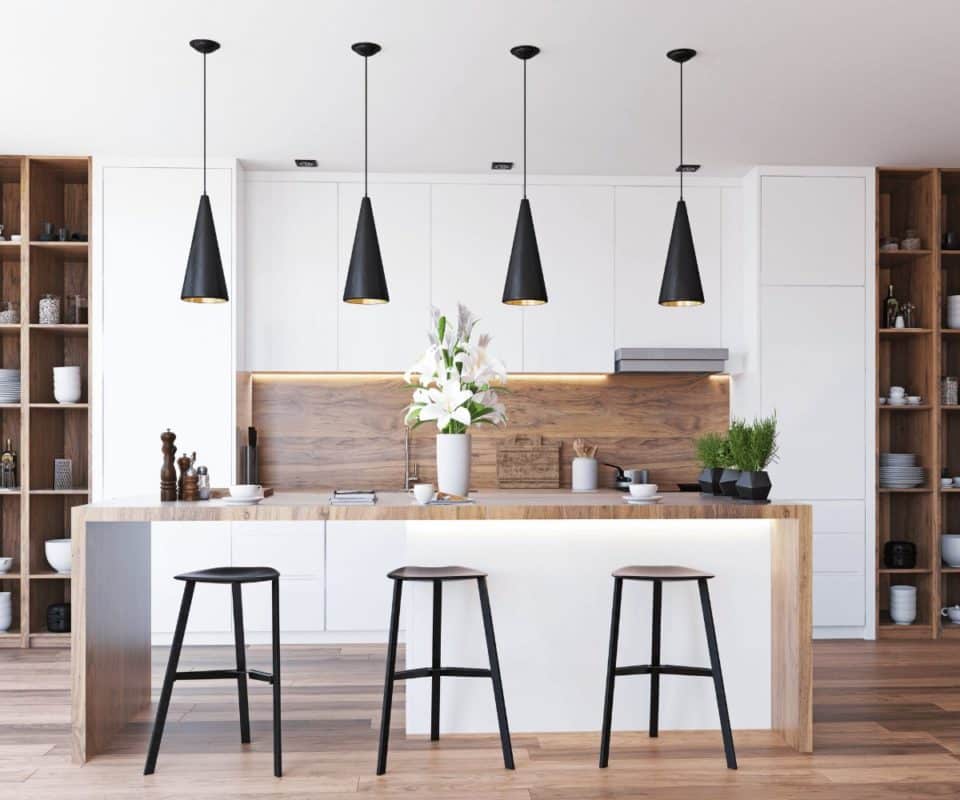 Une cuisine moderne avec armoires et tabourets en bois parfait pour agrandir votre espace.