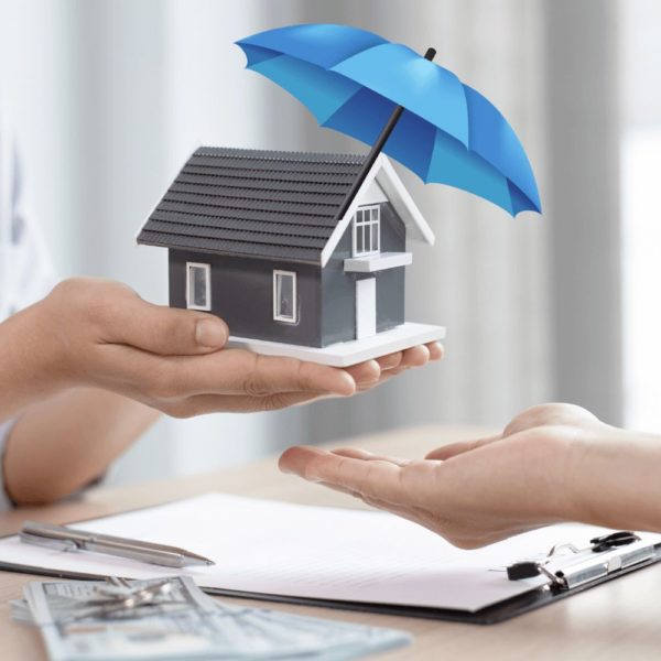 Une compagnie d'assurance habitation offre ses services à un client.