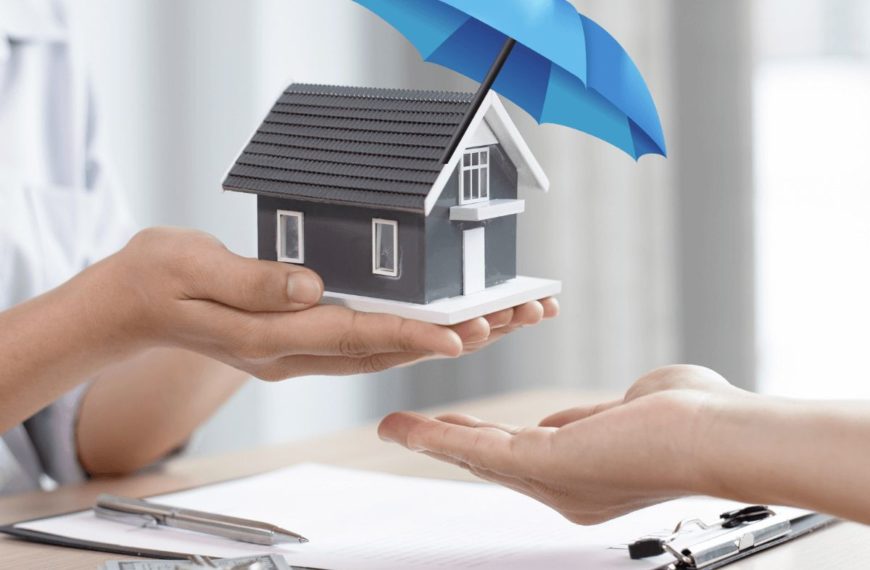 Une compagnie d'assurance habitation offre ses services à un client.