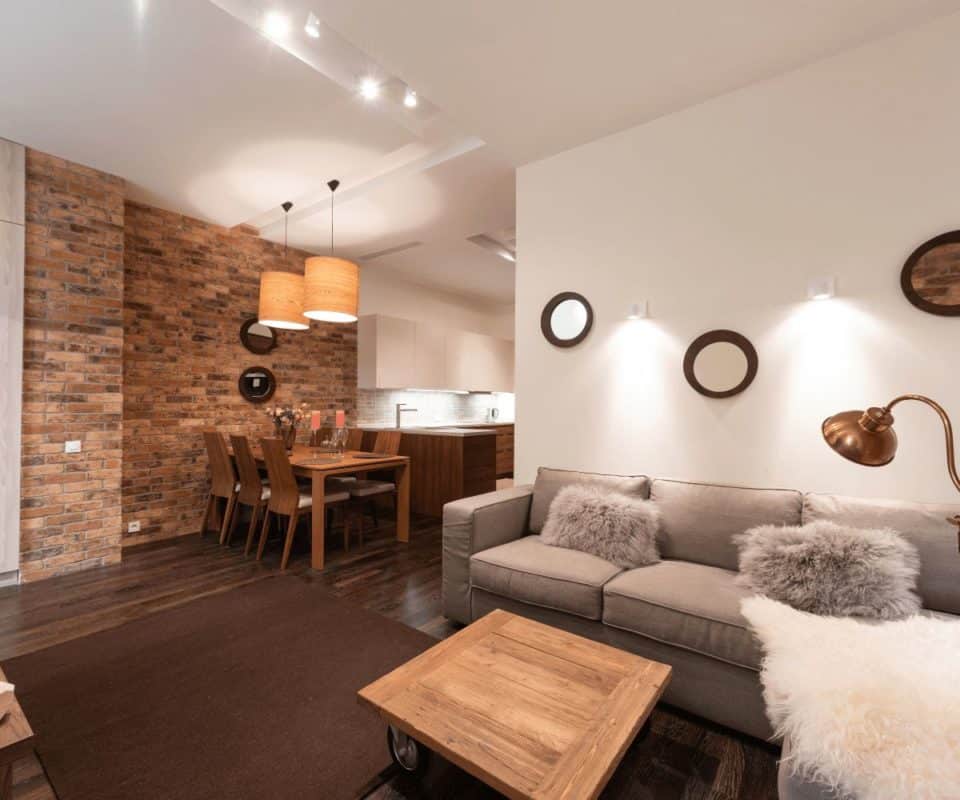 Un espace intérieur agrandit grâce à un rangement efficace des meubles.
