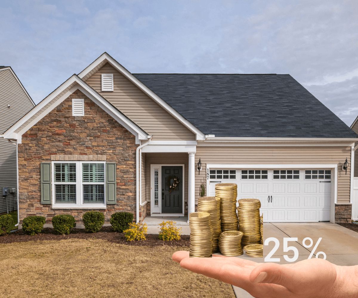 Un agent immobilier présente le taux d'intérêt d'une transaction immobilière.
