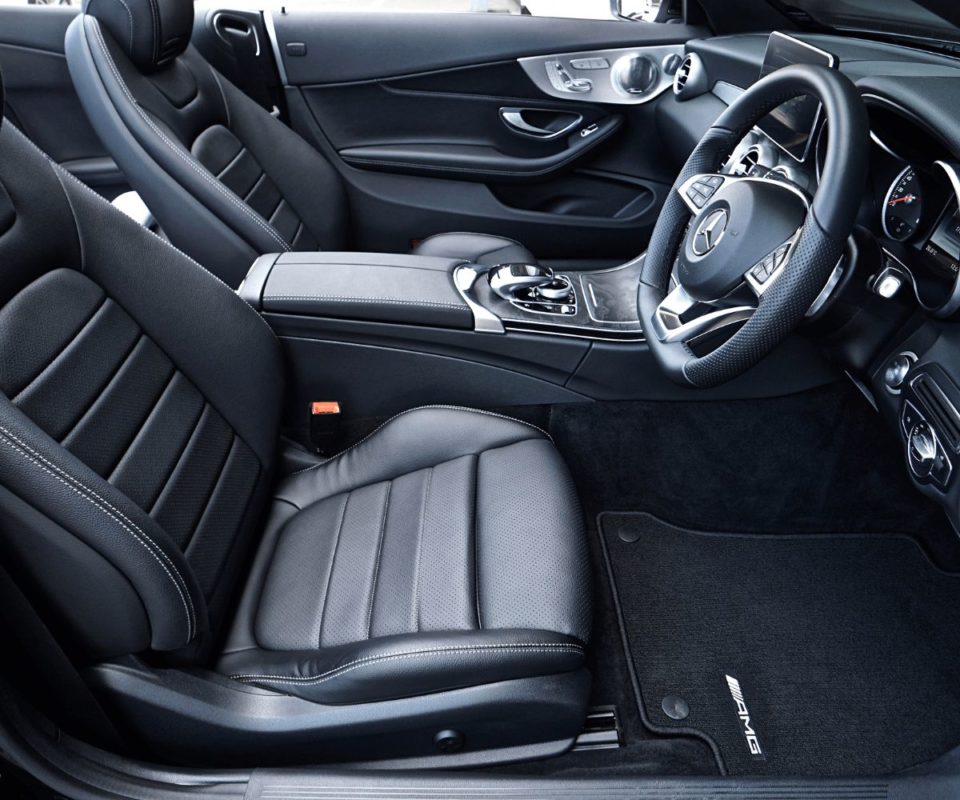 L’intérieur d’une voiture avec des sièges en cuir, dotée de capacités de conduite autonome.