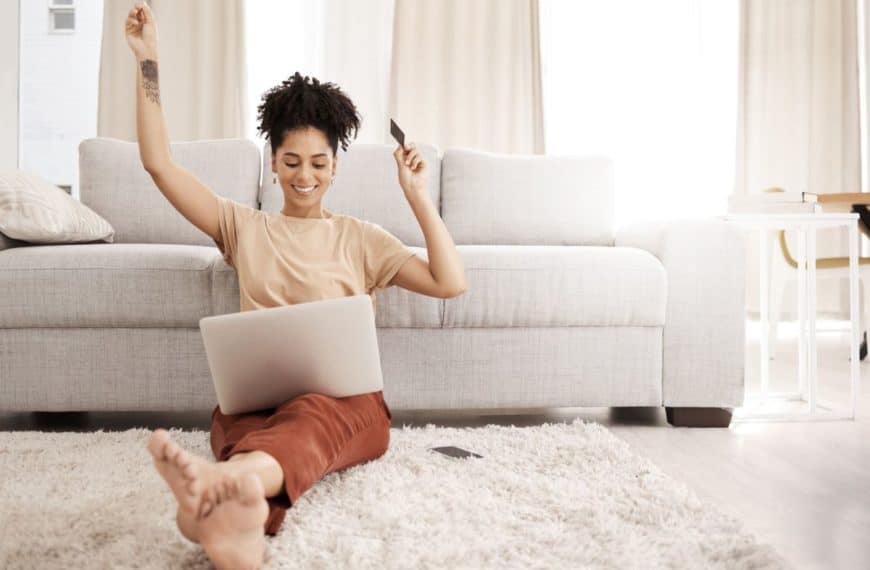 Une Femme Assise Par Terre Avec Son Ordinateur Portable.