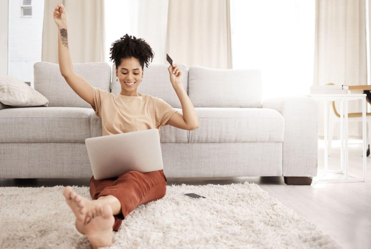 Une Femme Assise Par Terre Avec Son Ordinateur Portable.