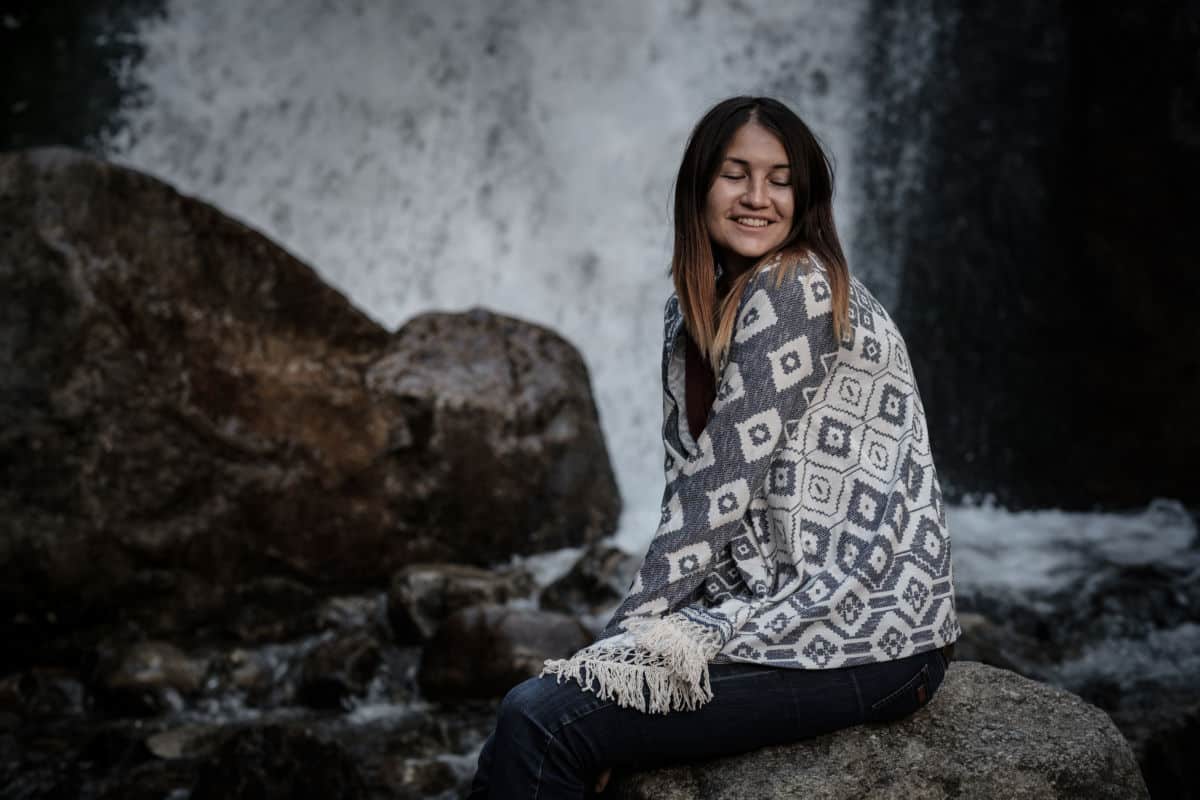 Une Femme habillée en poncho mexicain