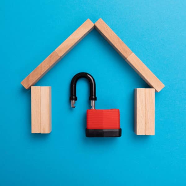 Un Cadenas En Forme De Maison Sur Fond Bleu.