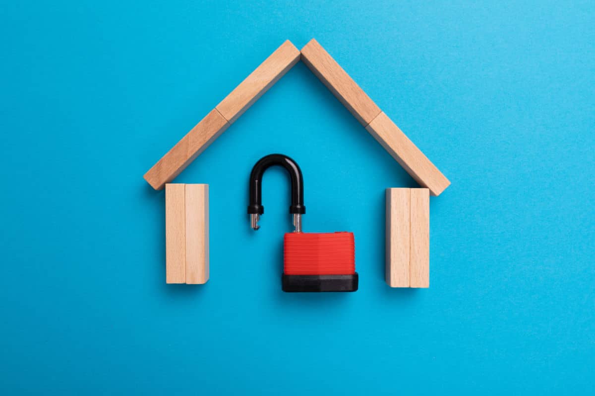 Un Cadenas En Forme De Maison Sur Fond Bleu.