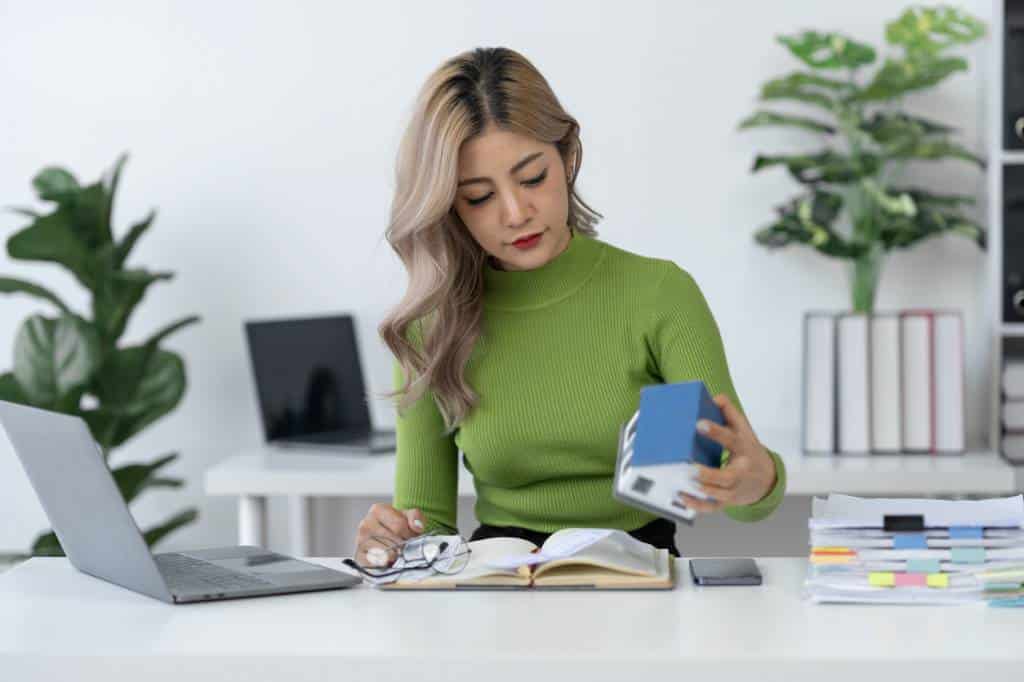 Femme D'affaires Asiatique Travaillant à Son Bureau Avec Un Ordinateur Portable Et Un Ordinateur Portable.