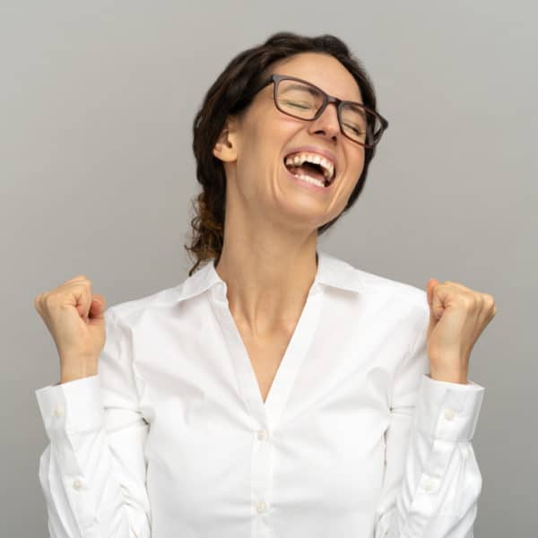 Une Femme à Lunettes Fait La Fête Avec Les Poings Levés.