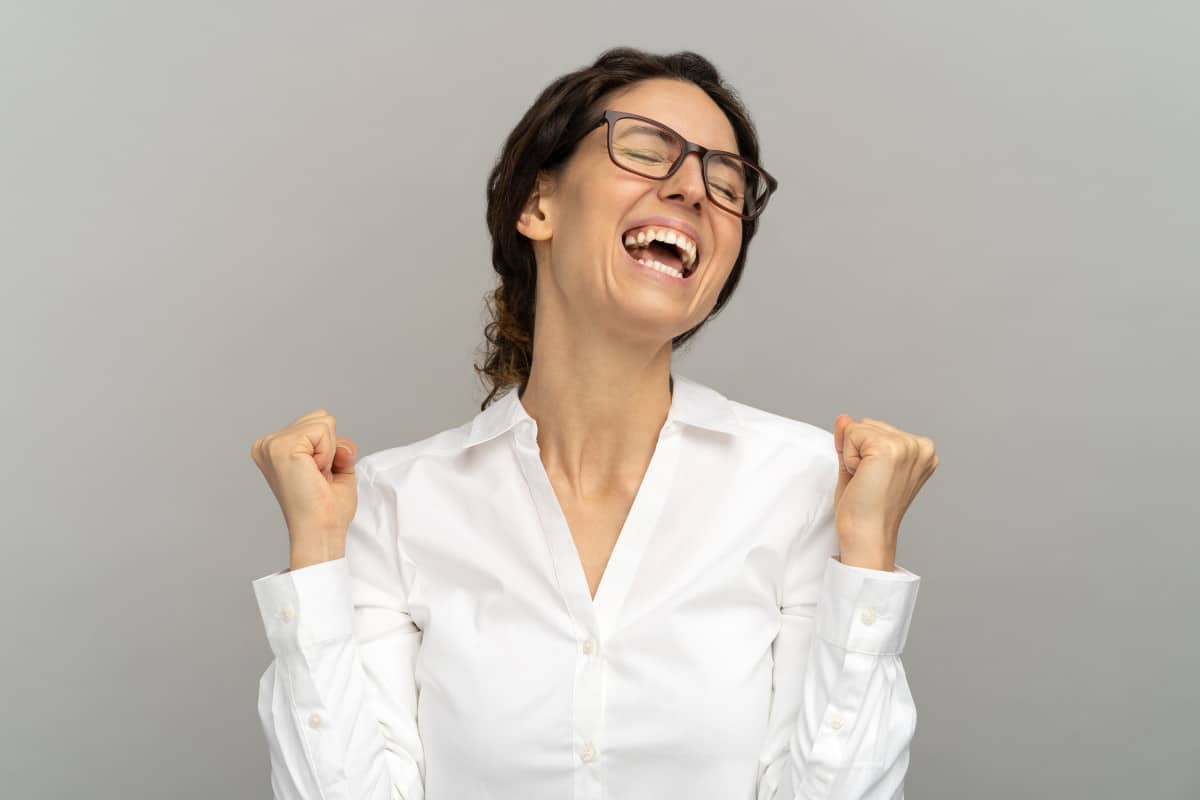 Une Femme à Lunettes Fait La Fête Avec Les Poings Levés.