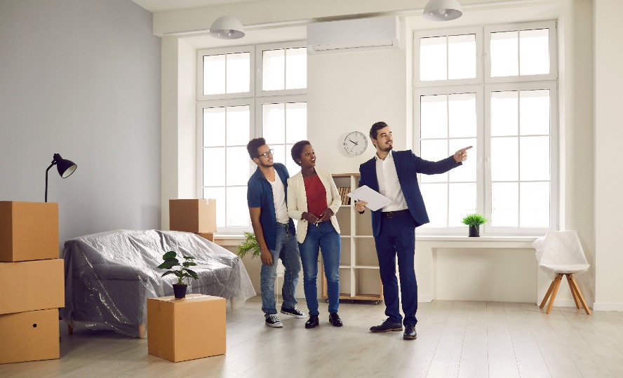 Un Groupe De Personnes Emménageant Dans Une Nouvelle Maison.