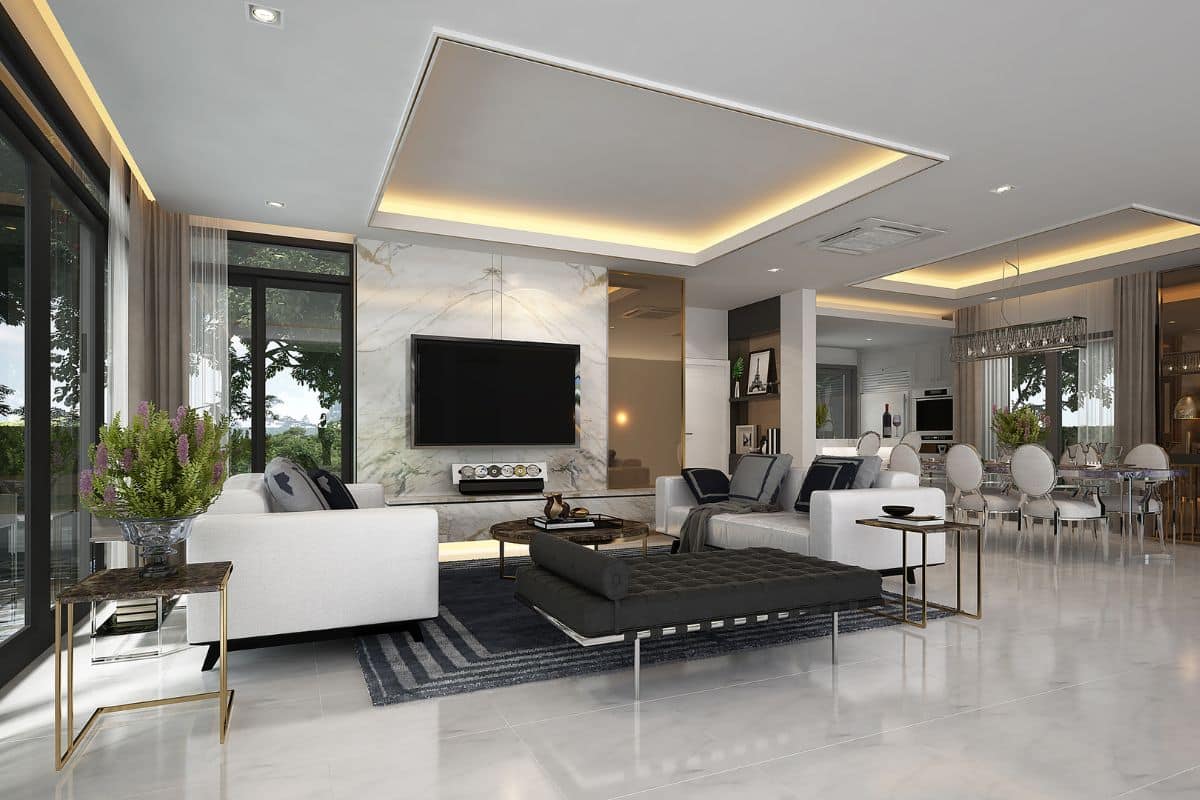 Un aménagement moderne pour un salon avec des meubles blancs et des sols en marbre.