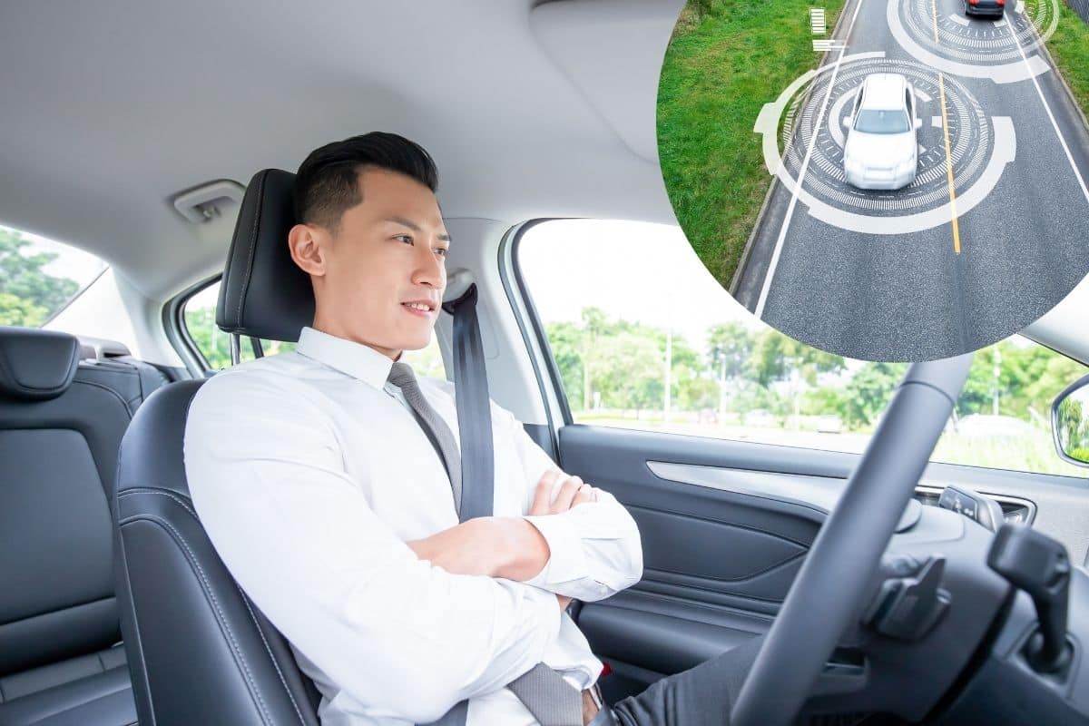 Un homme passionné des innovations conduit une voiture intelligente autonome.