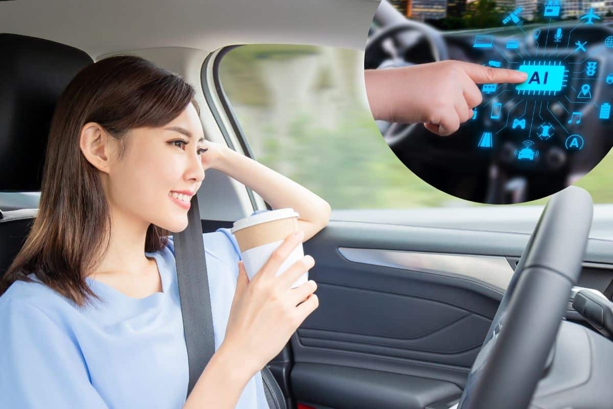 Une femme prend son café à bord d'une voiture, explorant la puissance de la voiture en conduite autonome assistée par l'intelligence artificielle. 