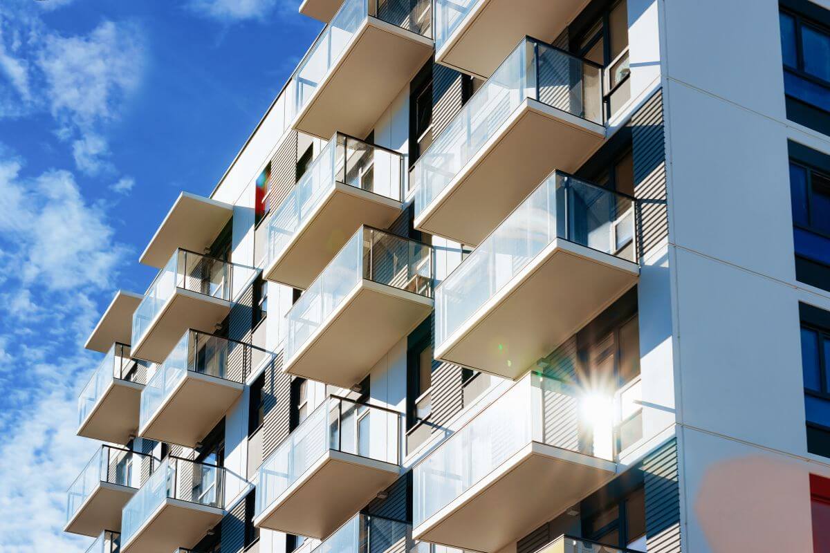 Un Immeuble d'appartements avec des balcons aux tendances déco 2023.