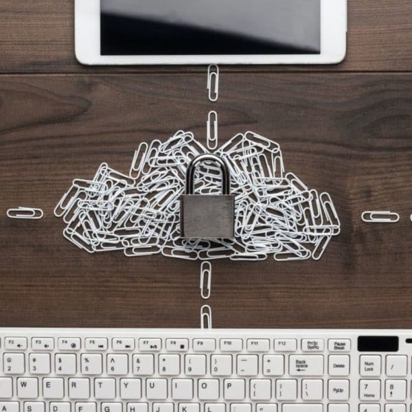 Un Ordinateur Portable, Une Tablette Et Un Téléphone Sont Connectés à Un Cloud.