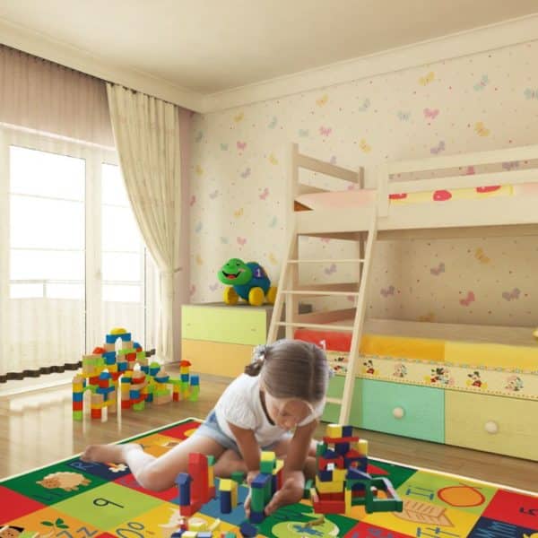 Un enfant joue avec des jouets dans une chambre ludique pour enfant.